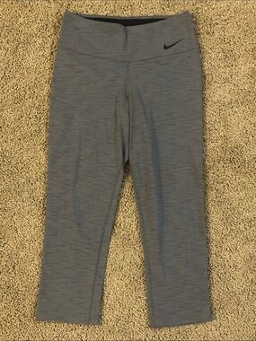 Nike Women's Heather Gray Cropped Performance Leggings